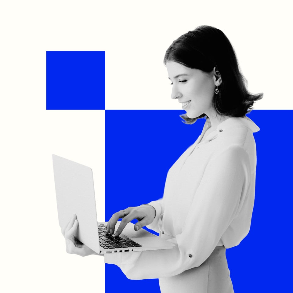 Frau mit Laptop — Online Marketing Weiterbildung der mdh