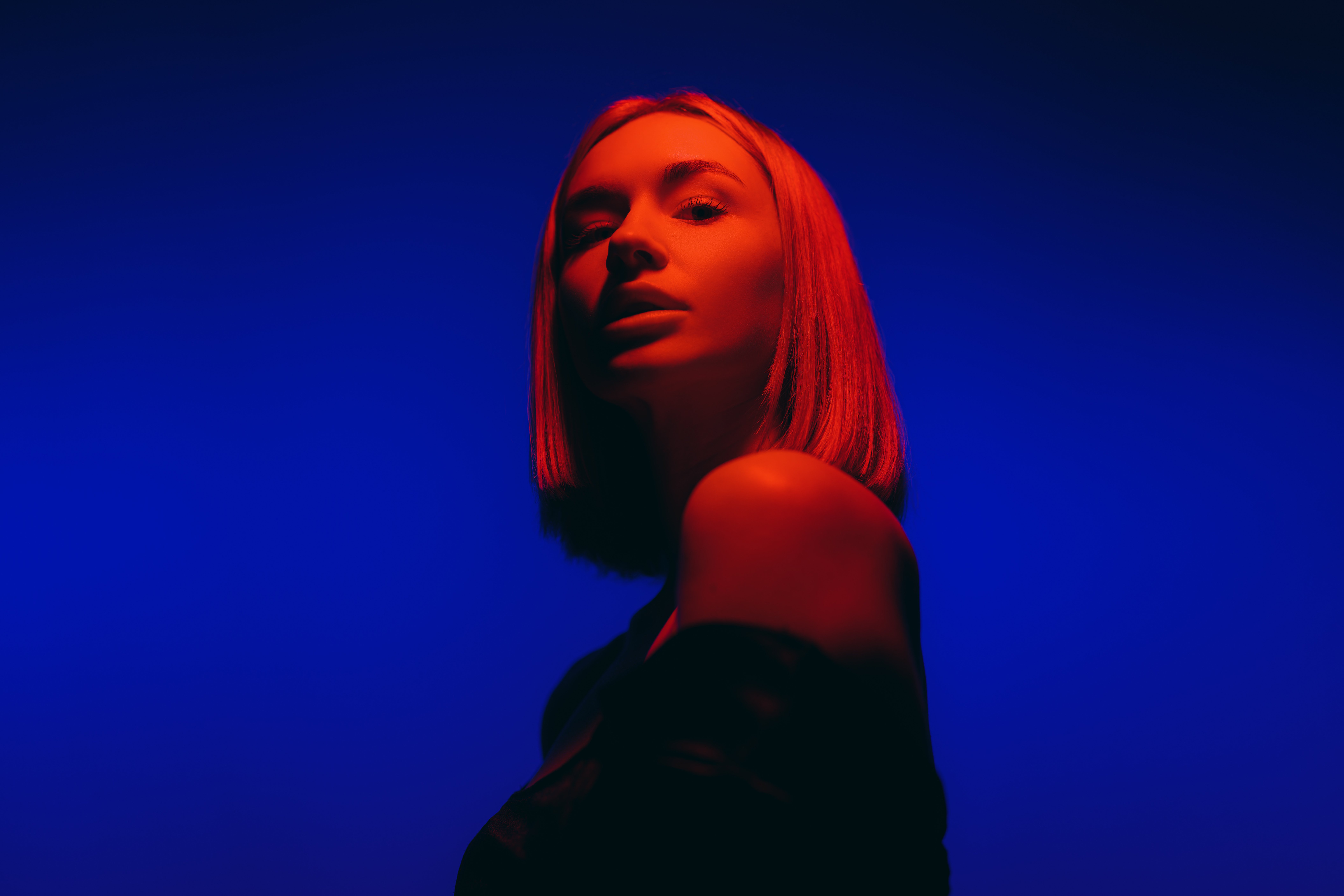 blond-lady-on-blue-background-2024-10-20-03-18-21-utc